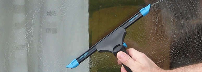Fönsterskrapa eller skviss. Fönsterputsare använder en fönsterskrapa vid fönsterputsning. Läs mer här.